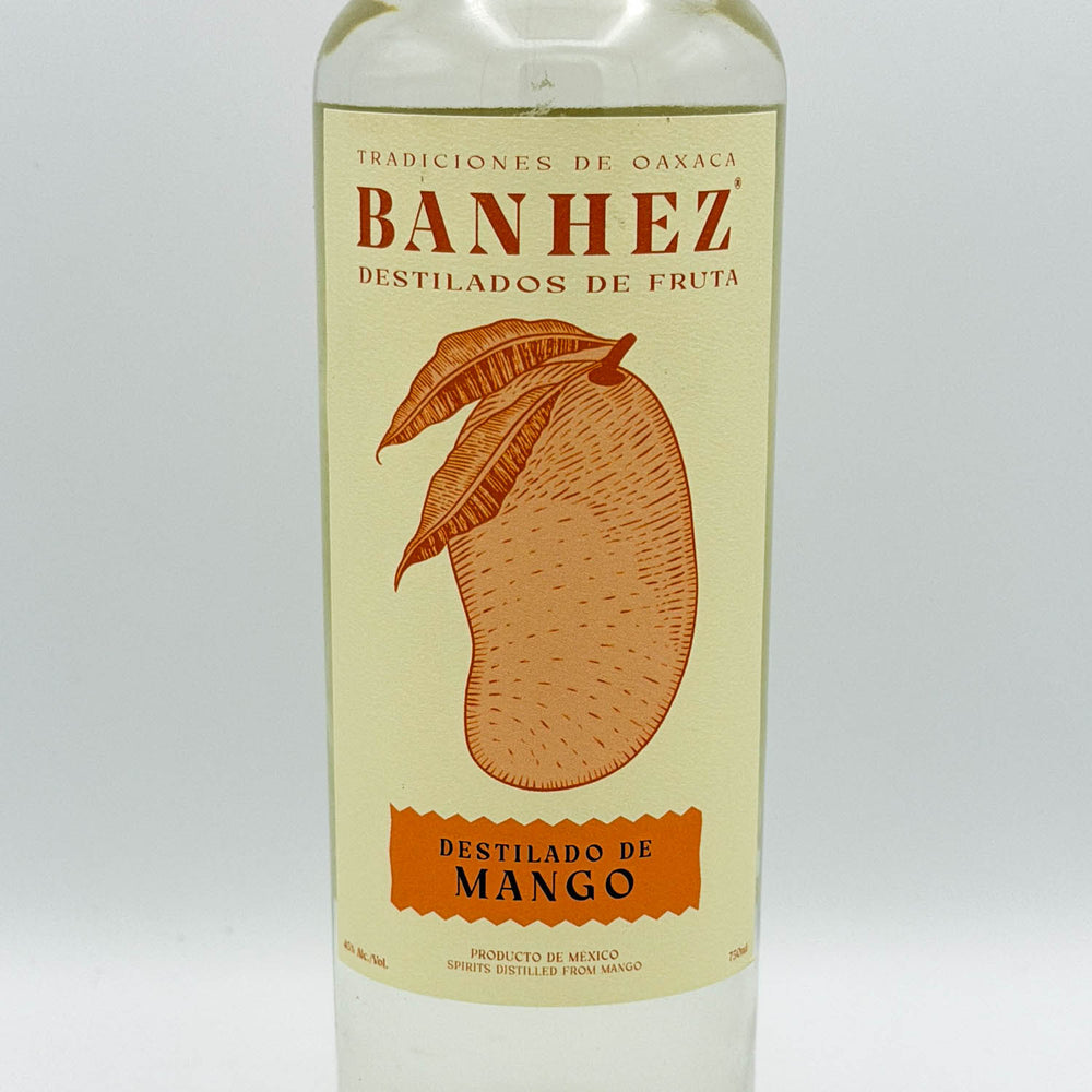 Banhez Destilados de Fruta bottle with mango illustration on a white background