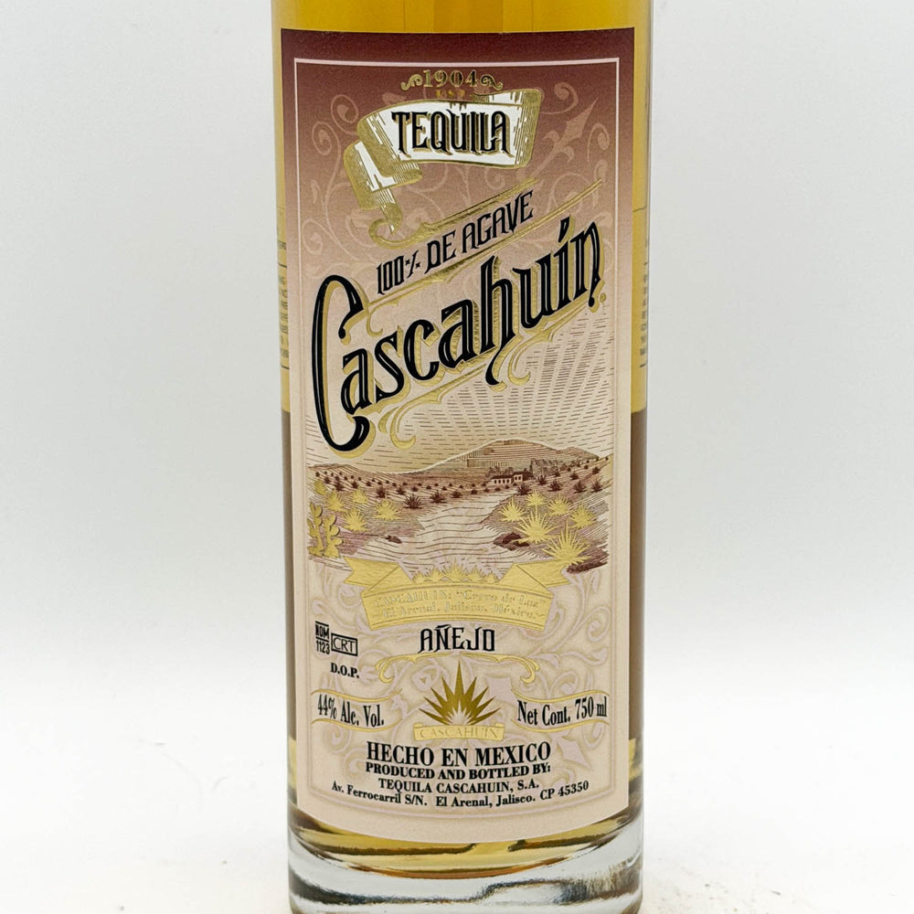 Tequila bottle labeled 'Cascahuñn' on a white background