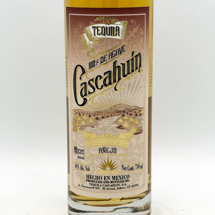 Tequila bottle labeled 'Cascahuñn' on a white background