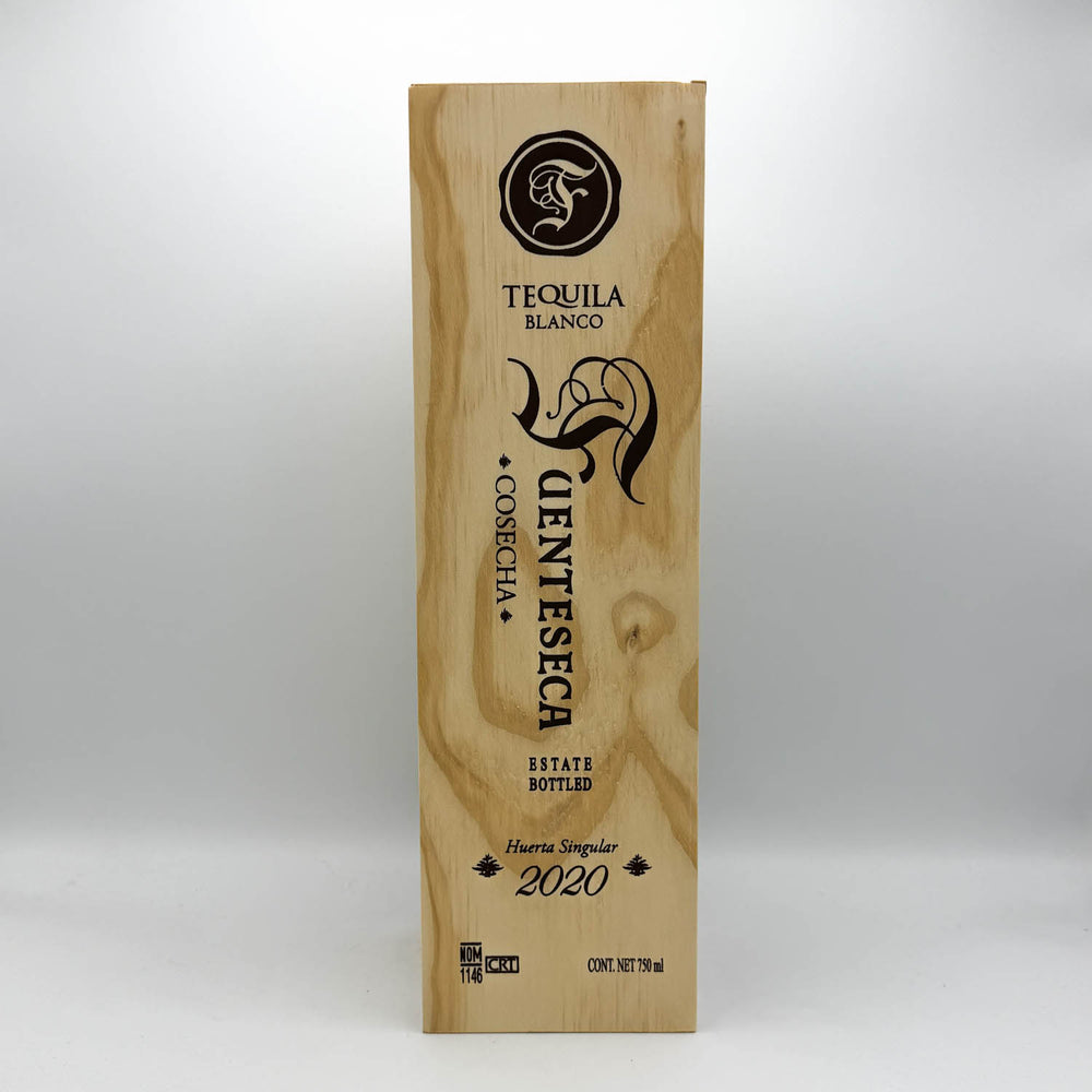 Wooden box of Genteseca Tequila Blanco on a white background