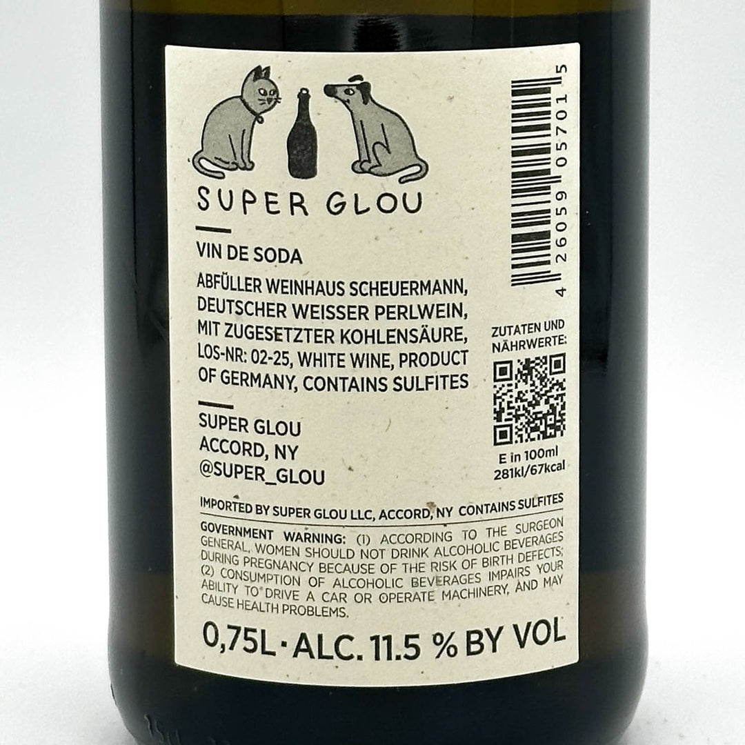 Wine bottle label with 'Super Glou' branding on a white background